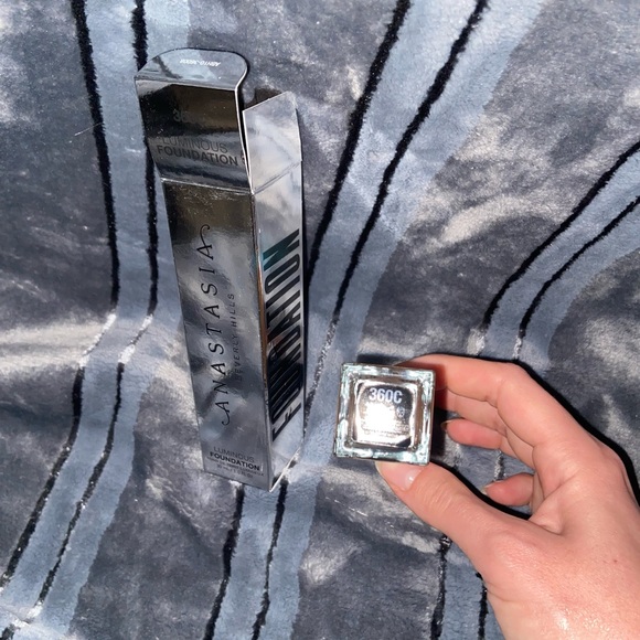 Anastasia Beverly Hills Luminous Foundation - Shade 360C - Picture 2 of 3